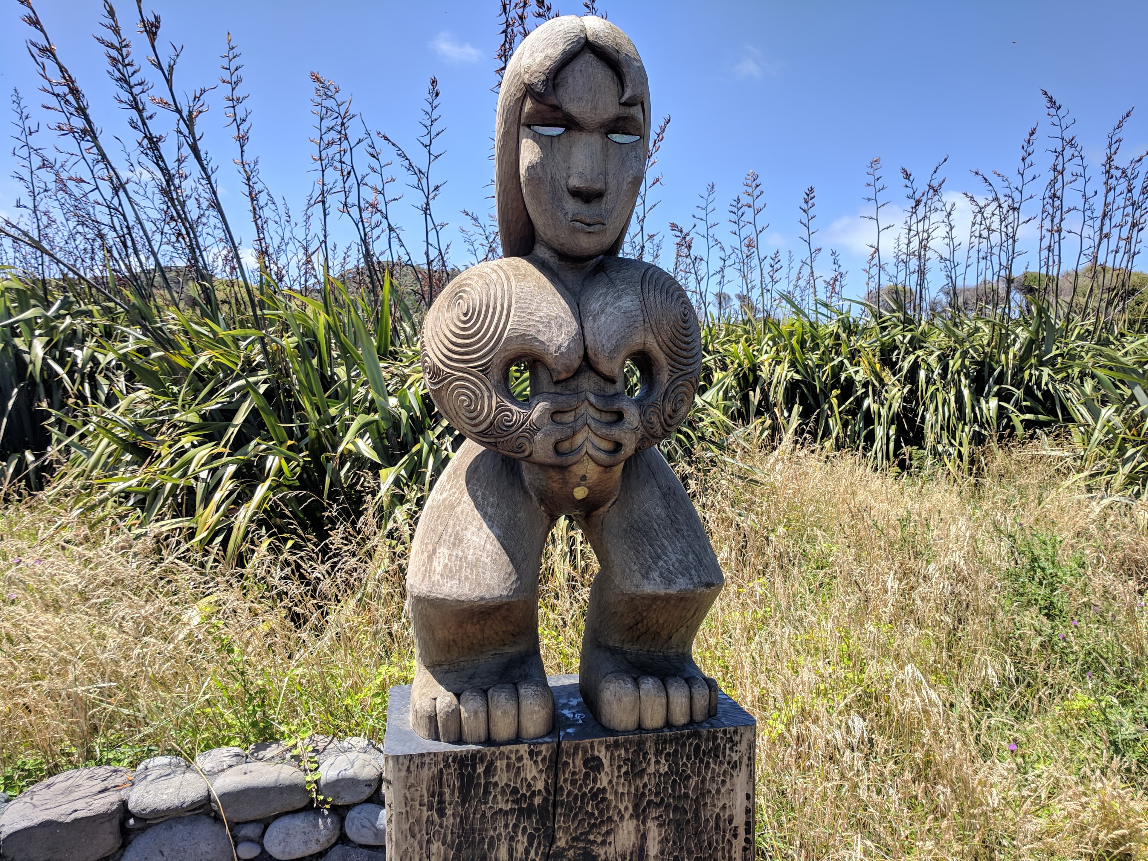 Maori sculpture on Mercer Bay Loop Maori sculpture on Mercer Bay Loop